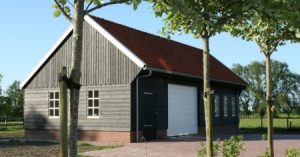 houten garage met sectionaal deur