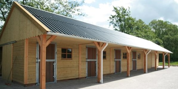 Houten paardenstal van hout