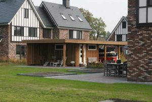 red cedar berging met veranda en carport in Drachten