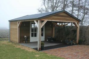 red cedar berging met veranda in Ee