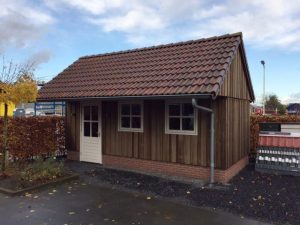 red cedar berging met dakpannen op showterrein