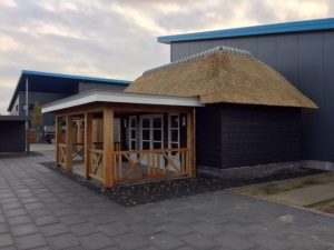 modiwood garage met rieten kap op showterrein