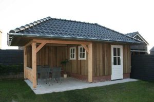 red cedar berging met veranda in Leeuwarden