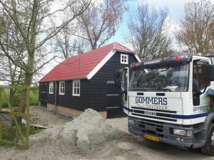 Cape cod berging met dakpanprofielplaat in Hartwerd