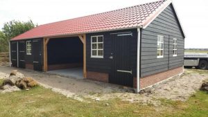 Cape cod garage met berging en veranda op betonvloer in Julianadorp