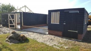bouwen van cape cod garage met berging en veranda in Julianadorp