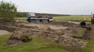 Grondwerk cape cod garage met berging in Julianadorp