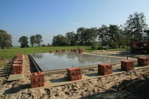 cape cod garage met betonvloer in Berltsum