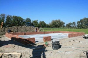 cape cod garage met betonvloer in Berlikum