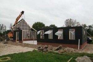 bouw van cape cod garage in Berltsum