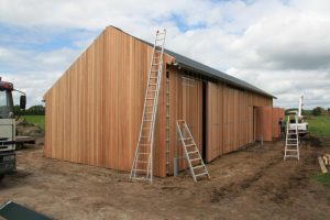 bouw van red cedar stoeterij in haskerhorne