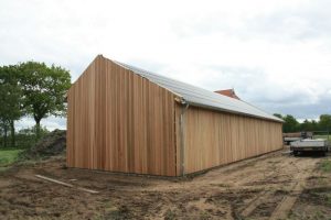 bouw van stoeterij in red cedar in haskerhorne