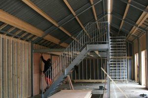 staalconstructie in stoeterij van red cedar in haskerhorne