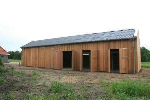 deuren van stoeterij van red cedar in haskerhorne
