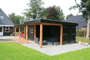 vurenhouten berging met carport in tietsjerk