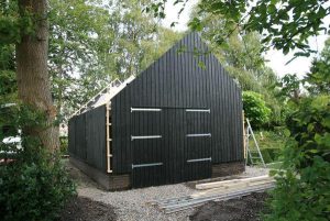 bouwen van cape cod garage in Kollum