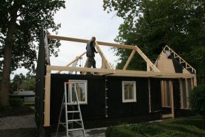 bouw van cape cod garage met zinken felsdak in Kollum