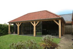 eikenhouten berging met veranda in oldehove