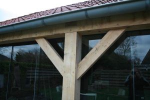 Eikenhouten constructie veranda in Oldehove