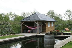 red cedar berging met veranda en sauna