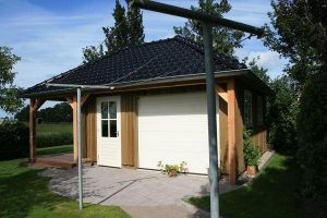 red cedar berging met veranda in Ginnum