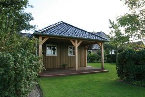 red cedar garage met veranda in Ginnum