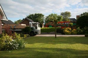 bouw van red cedar berging met veranda in Ginnum