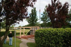 kraanwerk voor red cedar berging met veranda in Ginnum
