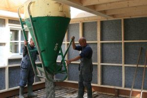 betonvloer red cedar berging met veranda in Ginnum