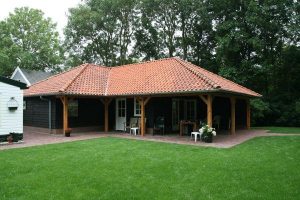 cape cod garage met veranda en carport in sint Maarten