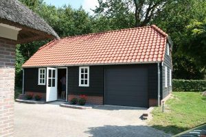 Cape cod garage met wolfskappen in Uffelte