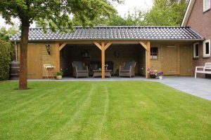 vurenhouten berging met veranda in Bergum