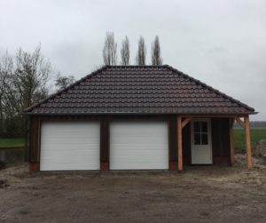 Garage met schildkap en zinken mastgoot en sectionaal deuren