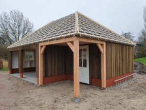 Garage met schildkap